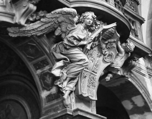 Immagine con angelo, statua, ali, bianconero, stemma, angeli, archi, libro, scultura