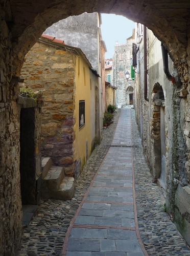 Immagine con vicolo, arco, paese, scale, ciottoli, salita, stretto, scalini, case, selciato
