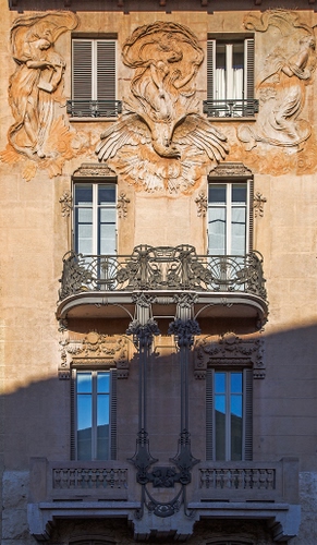 Immagine con balconi, liberty, balcone, finestre, ombra, palazzo, decorazioni, ringhiera, bassorilievi