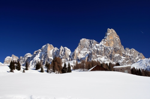 Immagine con neve, alberi, montagna, inverno, montagne, baita, blu, dolomiti, bianco