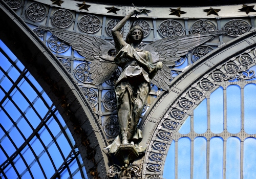 Immagine con statua, angelo, ali, stelle, archi, vetrata, metallo, vetrate, vetro, ferro