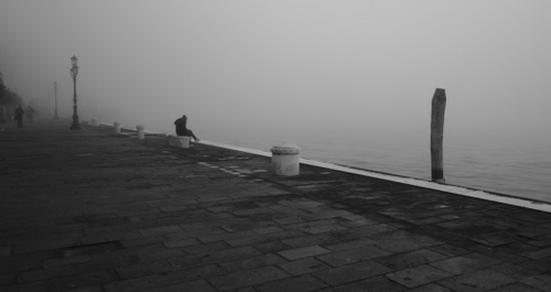 Immagine con nebbia, lampioni, bianconero, panchina, palo, lungomare, riva, acqua, lampione