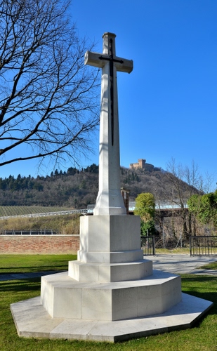 Immagine con croce, monumento, alberi, castello, prato, collina, verde, rami, cielo
