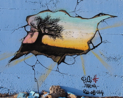 Immagine con albero, murales, azzurro, muro, murale, data, disegno, firma