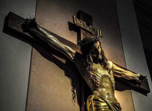 Immagine con croce, crocifisso, spine, cristo, gesù, corona, chiodi, scritta, ombre, braccia, devozione, oro, statua, targa, mani