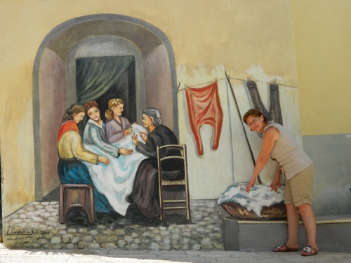 Immagine con donne, murales, panni, sedia, donna, bucato, murale, porta, arco