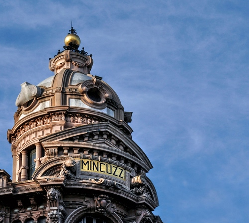 Immagine con cupola, cielo, nuvole, insegna, oro, sfera, scritta, liberty, azzurro, colonne