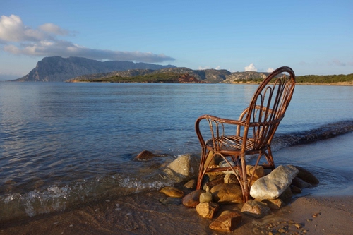 Immagine con sassi, sedia, mare, acqua, montagna, spiaggia, vimini, montagne, costa