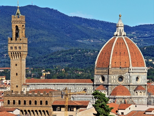 Immagine con cupola, firenze, torre, duomo, tetti, chiesa, gru, colline, panorama, campanile