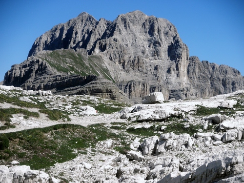 Immagine con montagna, cielo, montagne, rocce, pietre, verde, sassi, erba, cresta, roccia