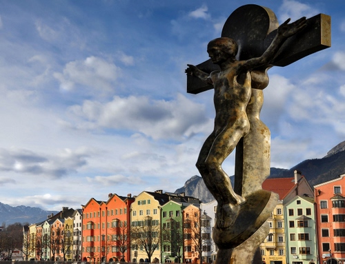 Immagine con croce, case, crocifisso, gesù, nuvole, colori, cielo, cristo