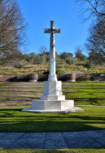 Immagine con croce, prato, monumento, alberi, verde, marmo, bianco