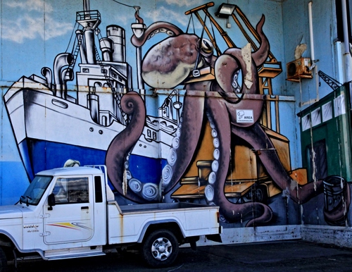 Immagine con nave, murales, polipo, furgone, murale, bianco, piovra, ruota, polpo, blu, tentacoli, camion, dipinto, azzurro