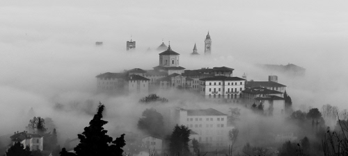 Immagine con nebbia, case, alberi, bianconero, borgo, nuvole, panorama, campanile, paese, città