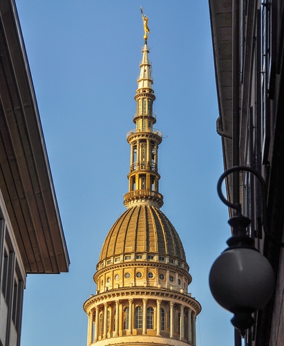 Immagine con cupola, lampione, cielo, colonne, chiesa, finestre, statua