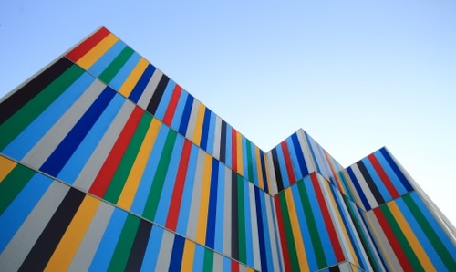 Immagine con colori, cielo, verde, giallo, rosso, multicolore, architettura, astratto, palazzo, prospettiva