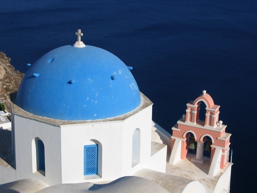 Immagine con cupola, azzurro, bianco, mare, croce, chiesa, blu, campane, campanile