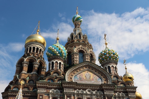 Immagine con chiesa, nuvole, cielo, cupole, croci, guglie, archi, azzurro, oro, colonne, mosaico, decorazioni, finestre, campanili, dorato, bianco, celeste