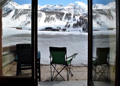 Immagine con neve, sedie, montagne, montagna, bianco, finestra, porta, balcone, panorama, alberi