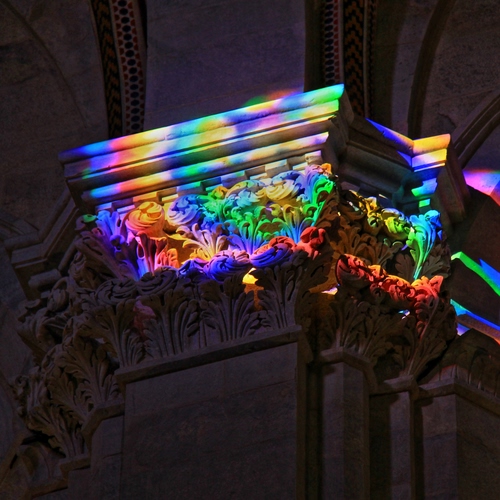 Immagine con colori, arcobaleno, multicolore, capitello, colonna, luci, verde, giallo, rifrazione, architettura, capitelli, azzurro, rosa, chiesa