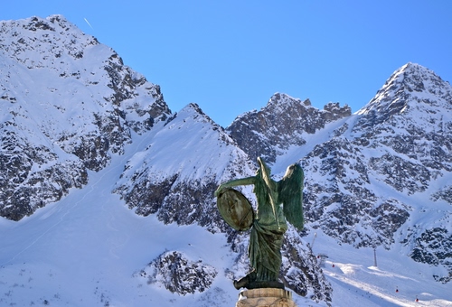 Immagine con neve, statua, montagne, angelo, montagna, ali, cielo, inverno