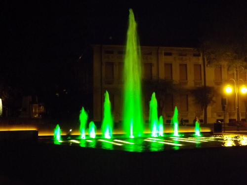 Immagine con fontana, acqua, verde, zampilli, notturno, luci, notte, getti