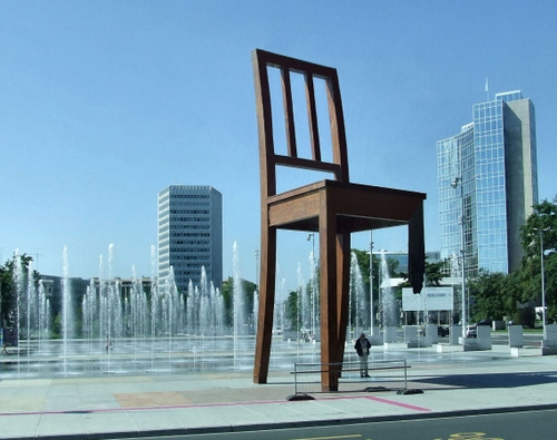 Immagine con sedia, fontana, acqua, grattacieli, grattacielo, piazza