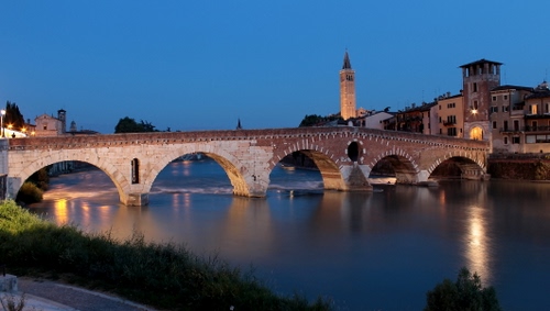 Immagine con fiume, ponte, campanile, acqua, archi, riflesso, notte, torre, notturno