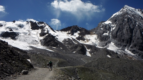 Immagine con neve, montagna, nuvole, montagne, sentiero, persone, strada, bianco, vette, cielo