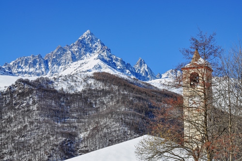 Immagine con neve, campanile, alberi, montagna, inverno, bianco, montagne, chiesa
