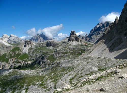 Immagine con nuvole, montagna, montagne, cielo, rocce, verde, vette, erba, cime