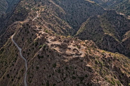 Immagine con strada, montagna, montagne, ruderi, roccia, curve, marrone, rocce, panorama