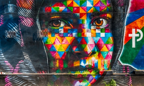 Immagine con murales, occhi, colori, multicolore, croce, triangoli, viso, volto, murale, naso