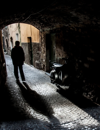 Immagine con ombra, arco, uomo, vicolo, vespa, controluce, persona