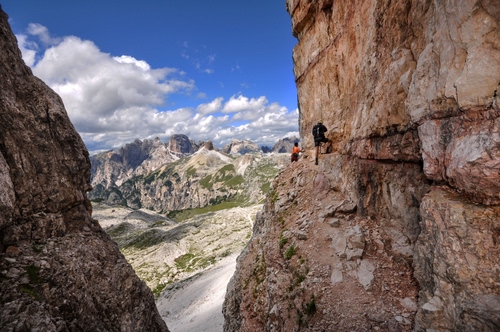 Immagine con nuvole, montagne, cielo, bianco, azzurro, montagna, verde, rocce, roccia, scorcio, scalatori, cime, rocciatori, pareti, panorama