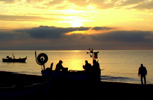 Immagine con mare, controluce, pescatori, barche, acqua, alba, barca, nuvole, spiaggia