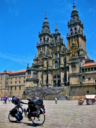 Immagine con bicicletta, chiesa, piazza, campanili, scale, borse, scala, cattedrale, torri