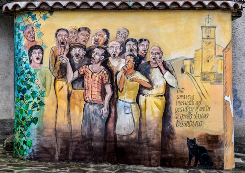 Immagine con murales, gatto, persone, murale, chiesa, gruppo, muro, uomini, disegno, edera, torre