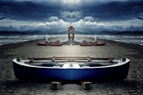 Immagine con mare, cielo, nuvole, spiaggia, acqua, barca, sabbia, onde, blu, barche, pattini, torretta, bianco, remi, fotomontaggio, azzurro, simmetria, cabina, montagne