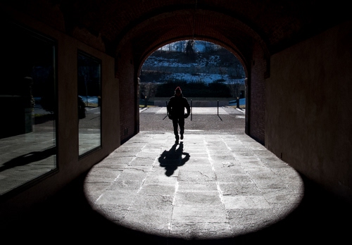 Immagine con ombra, arco, controluce, persona, uomo, portico, luce, riflesso