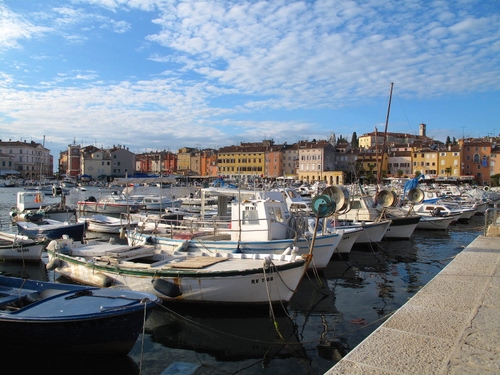 Immagine con barche, porto, mare, acqua, cielo, nuvole, riflessi