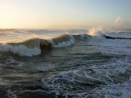 Immagine con mare, onde, schiuma, acqua, cielo, onda, tramonto
