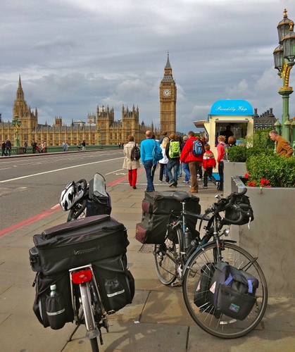 Immagine con londra, biciclette, turisti, torre, borse, strada, bici, lampione, bicicletta, città