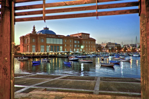 Immagine con barche, acqua, mare, porto, palazzo, cielo, cupola, riflessi, teatro, bari, azzurro, legno, cornice, riflesso, molo