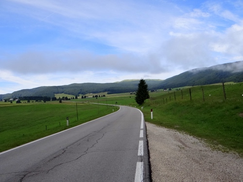 Immagine con strada, nuvole, verde, cielo, curva, asfalto, erba, alberi, montagne, prato, colline, campagna, panorama, montagna, prati, linea, albero, strisce