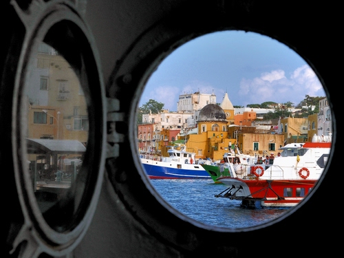 Immagine con oblò, porto, barche, mare, riflesso, vetro, case