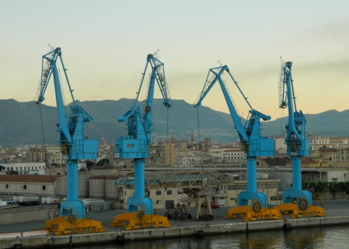 Immagine con gru, porto, azzurro, mare, quattro, giallo, case, città