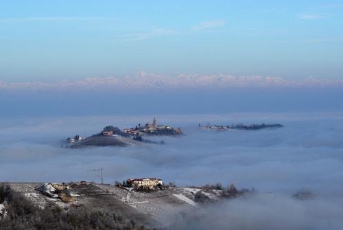 Immagine con nebbia, panorama, cielo, colline, paesaggio, nuvole, paese, langhe, neve, case