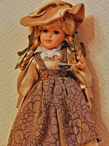 Immagine con bambola, cappello, vestito, trecce, occhi, marrone, giocattolo, nastrini, porcellana, bionda, capelli, giocattoli