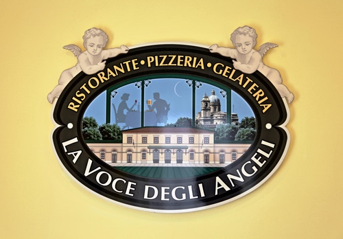 Immagine con insegna, angeli, ali, palazzo, due, chiesa, ristorante, giallo, scritte, pizzeria